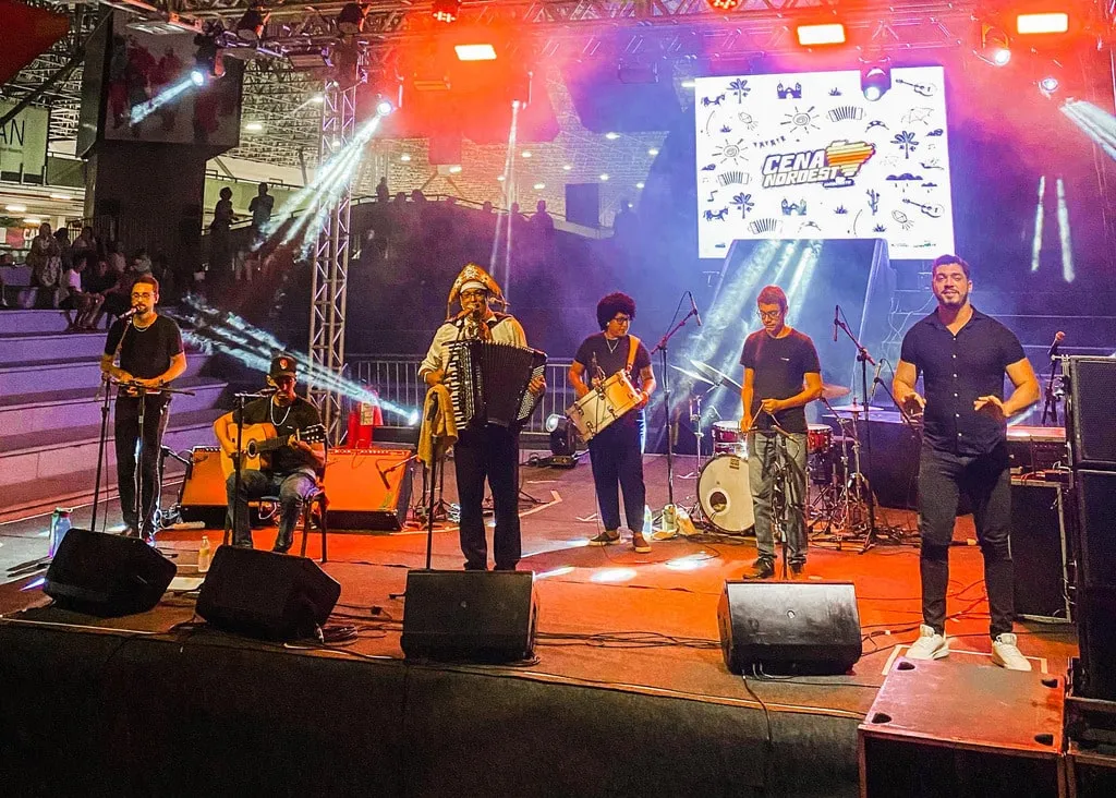 Artistas se apresentam em festival de música nordestina