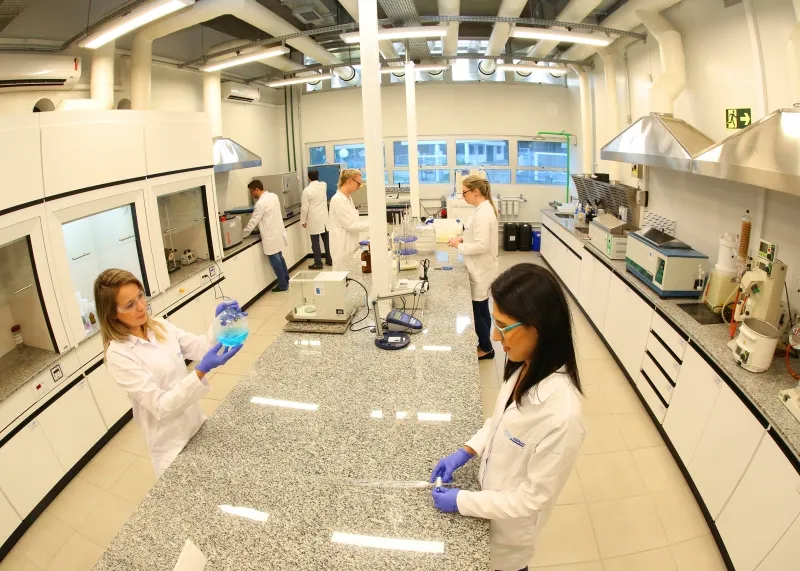 Pesquisadores trabalham em laboratório de inovação